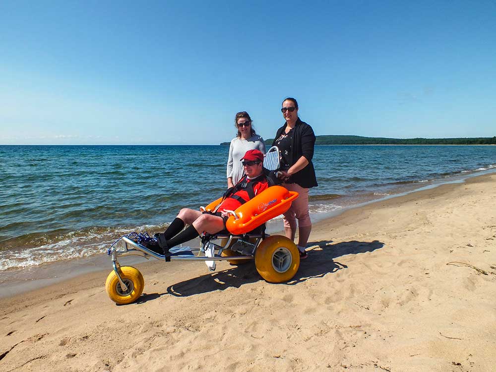 Pancake-Bay_barrier-free_all-terrain-wheelchair_family-on-the-beach_3