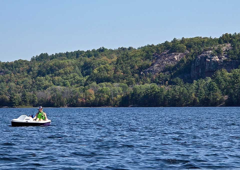 lake-paddleboat-vacation